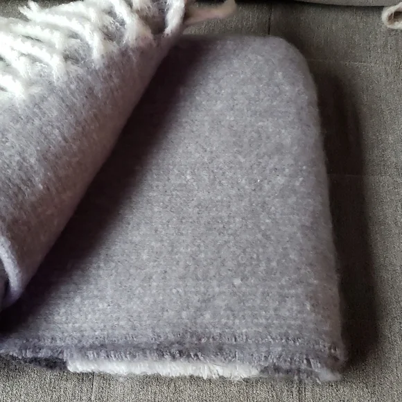 Banana Republic 50" x 60" Soft Blanket NWT Gray White - Picture 7 of 13